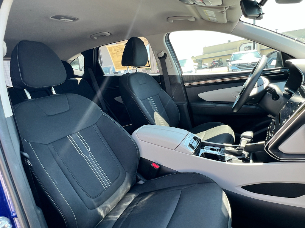 Vehicle photo 13
