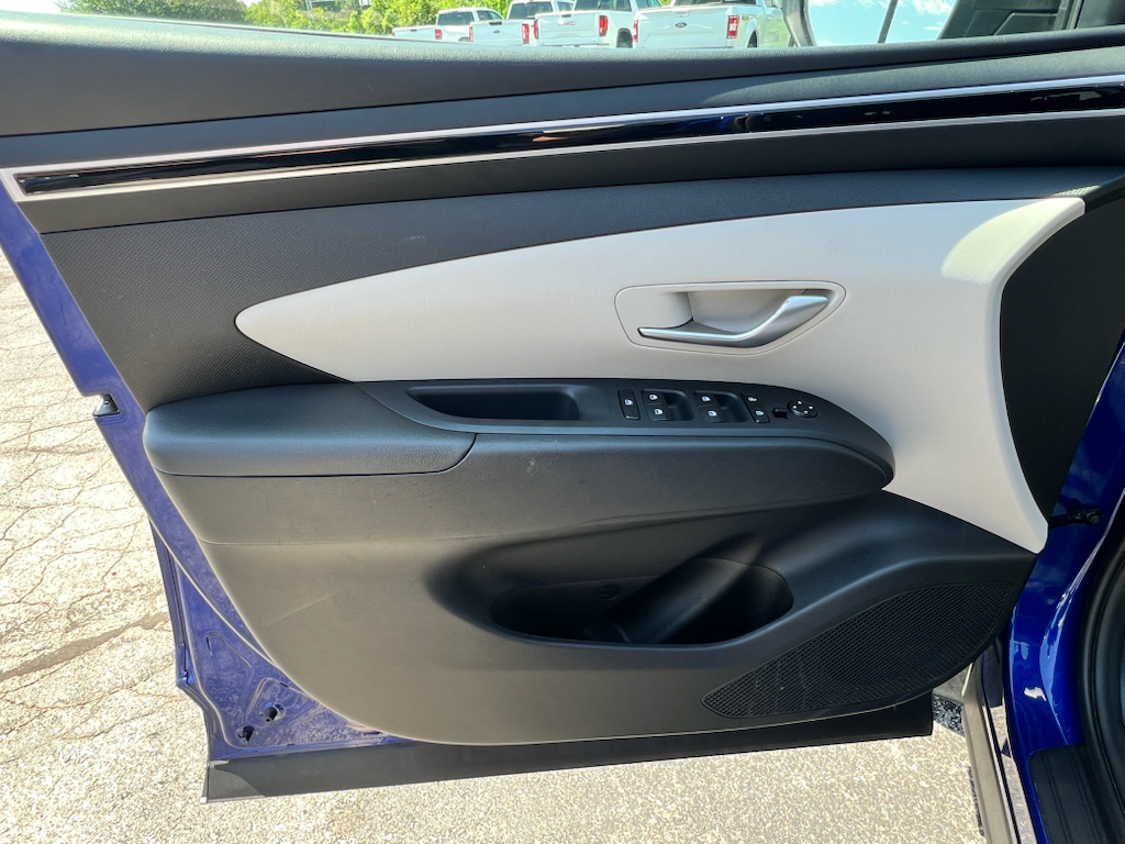 Vehicle photo 23