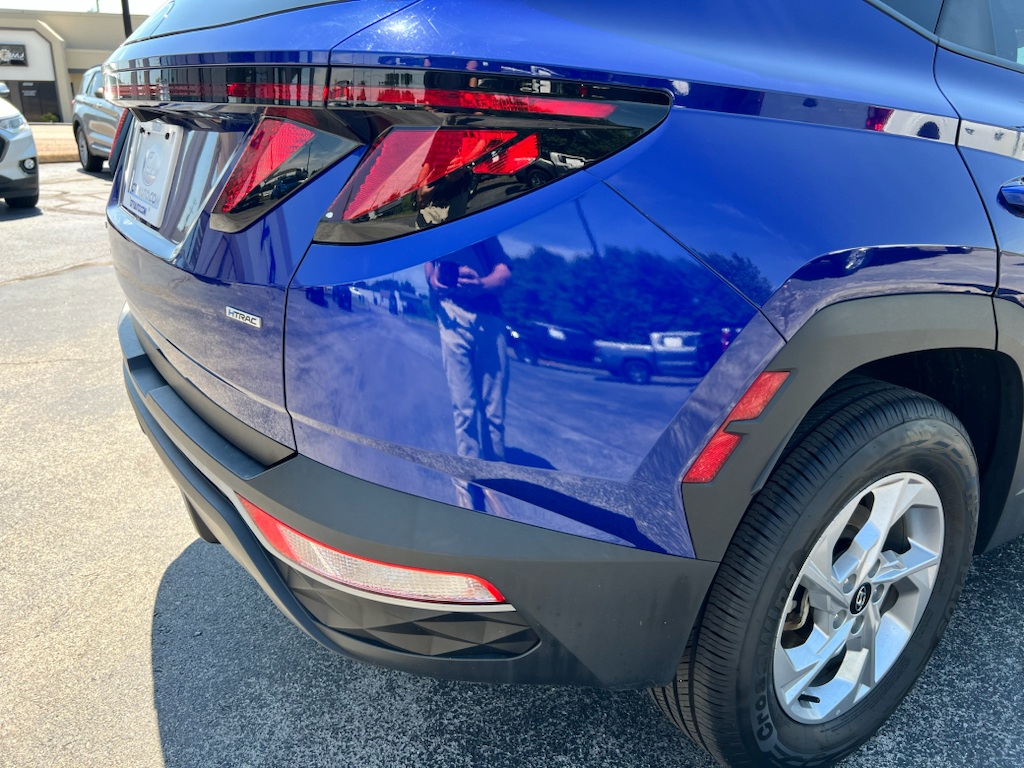 Vehicle photo 9