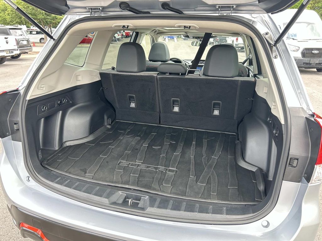 Vehicle photo 13