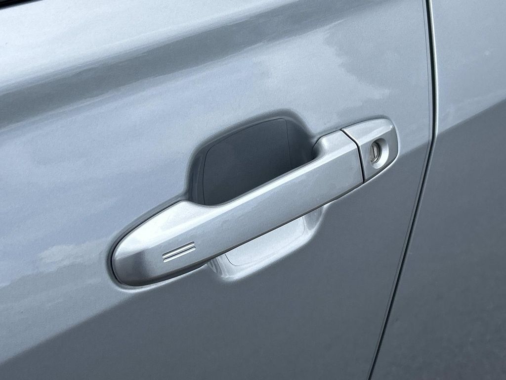 Vehicle photo 16