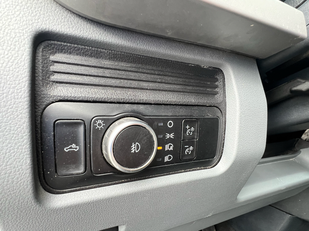 Vehicle photo 30
