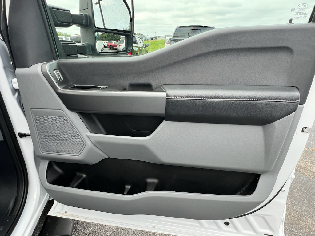 Vehicle photo 37