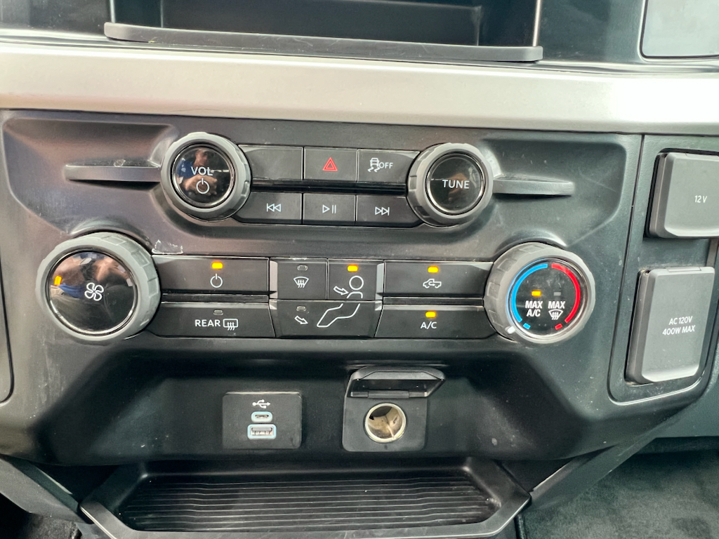 Vehicle photo 25