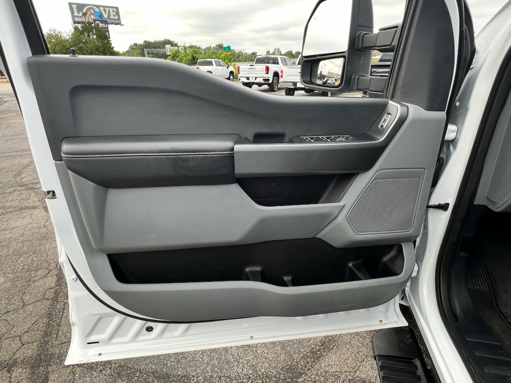 Vehicle photo 33