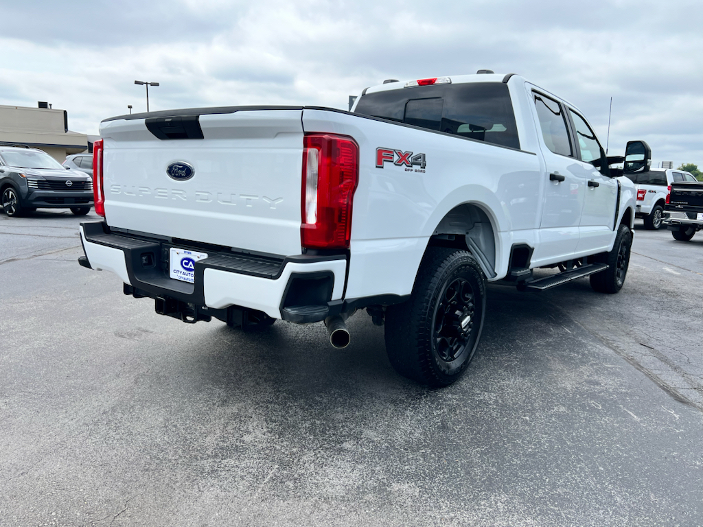 Vehicle photo 12