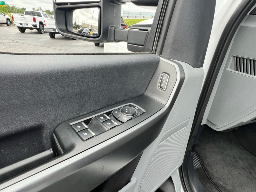 Vehicle photo 32
