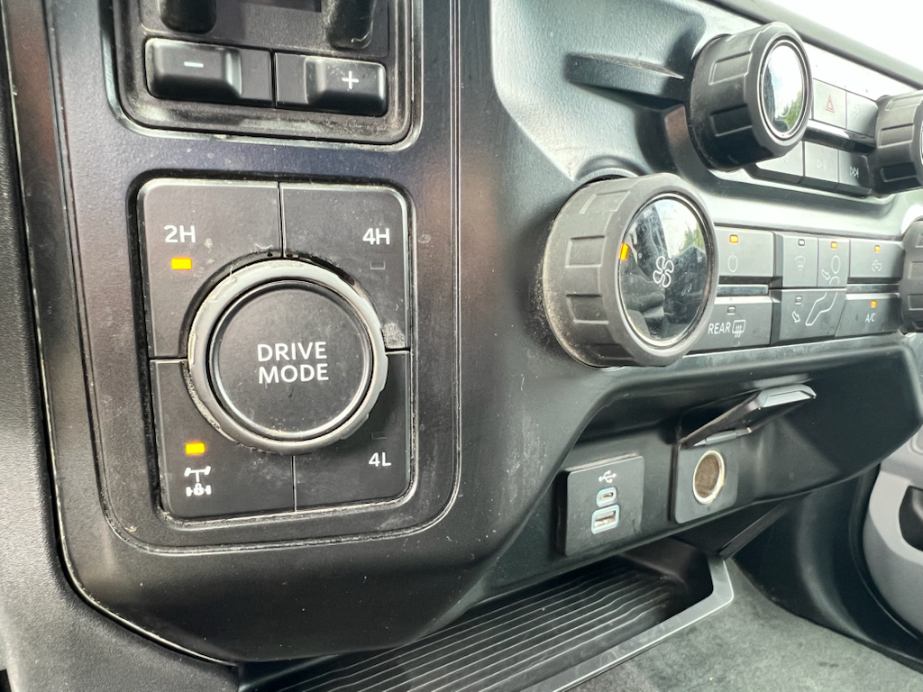 Vehicle photo 26