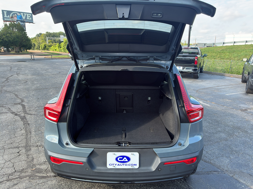 Used 2023 Volvo XC40 B4 SUV