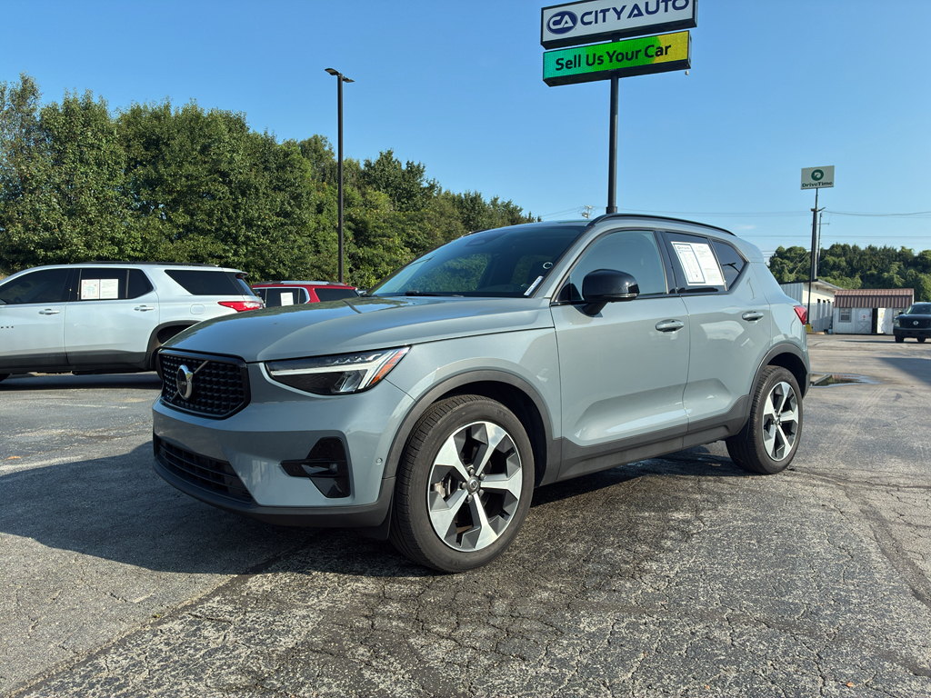 Used 2023 Volvo XC40 B4 SUV