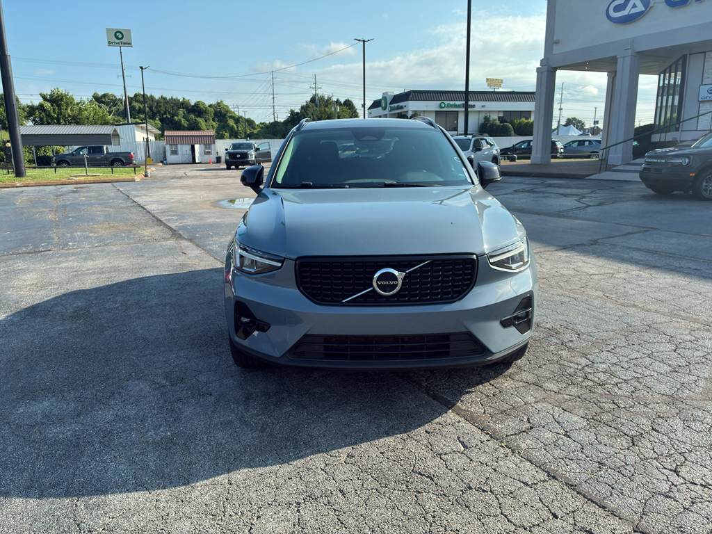 Used 2023 Volvo XC40 B4 SUV