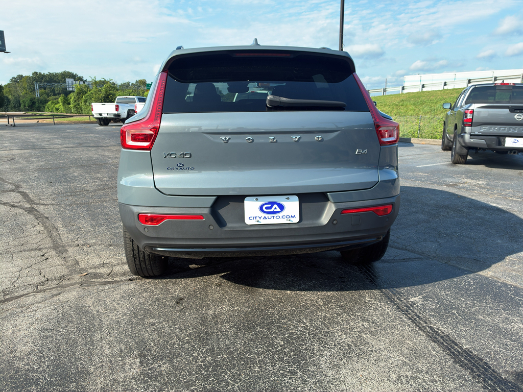 Used 2023 Volvo XC40 B4 SUV