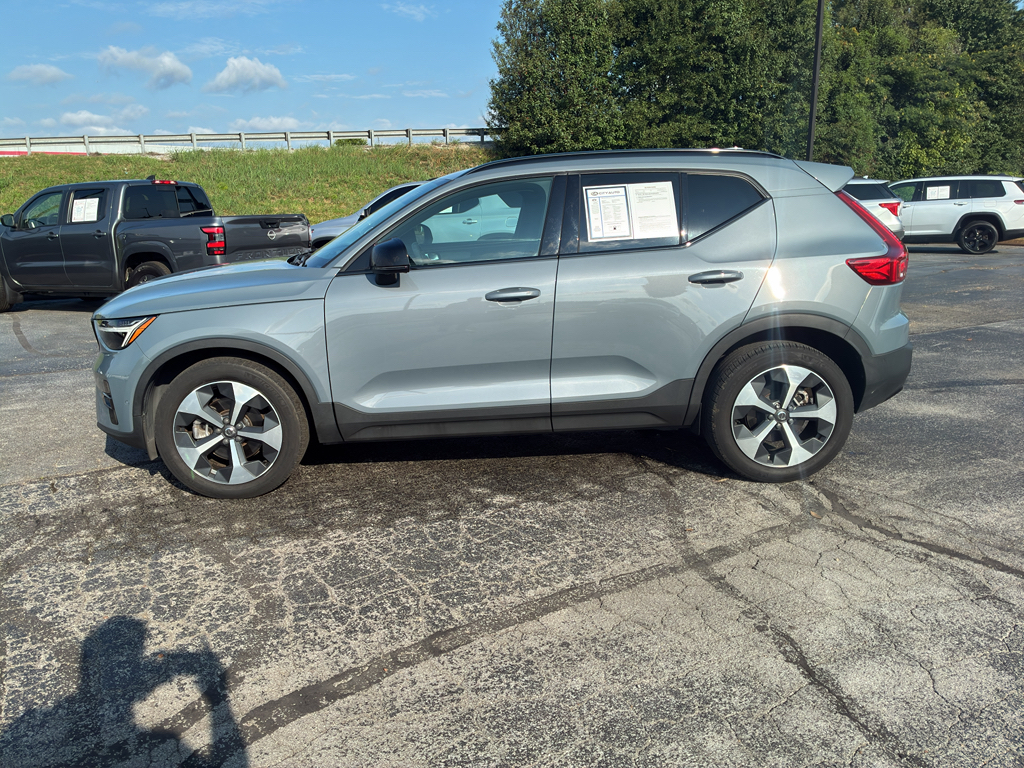 Used 2023 Volvo XC40 B4 SUV
