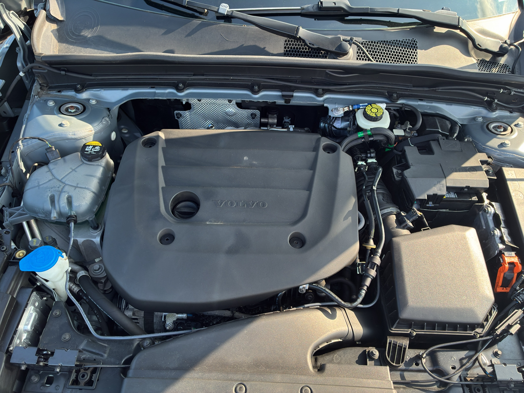 Used 2023 Volvo XC40 B4 SUV