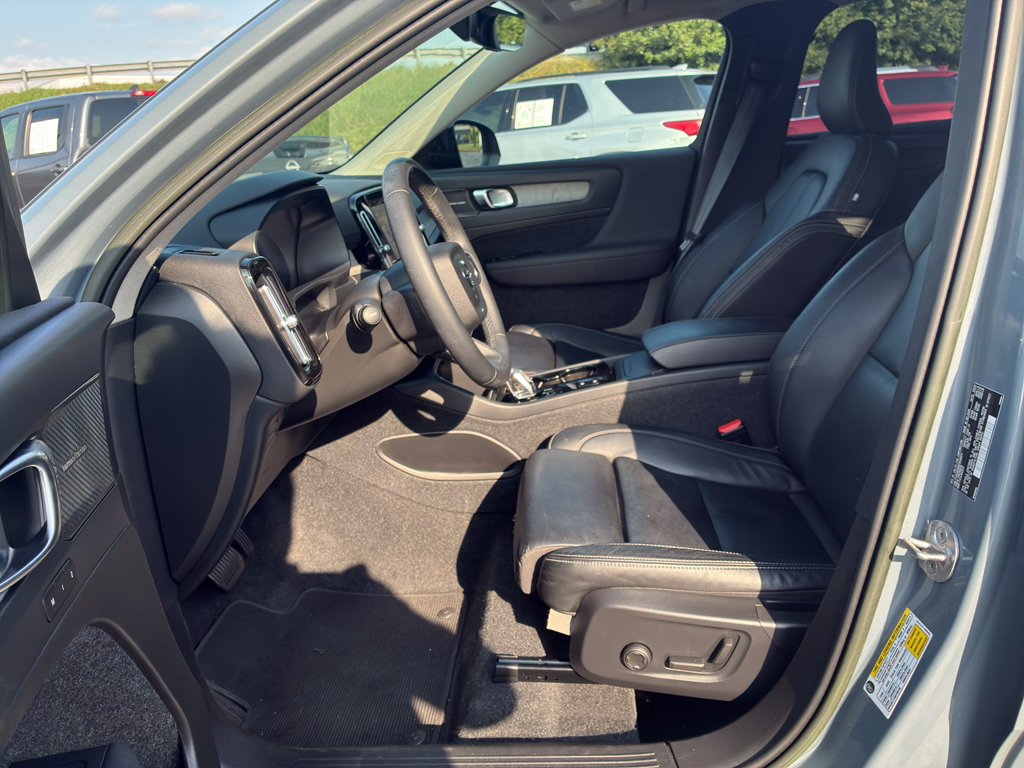 Used 2023 Volvo XC40 B4 SUV