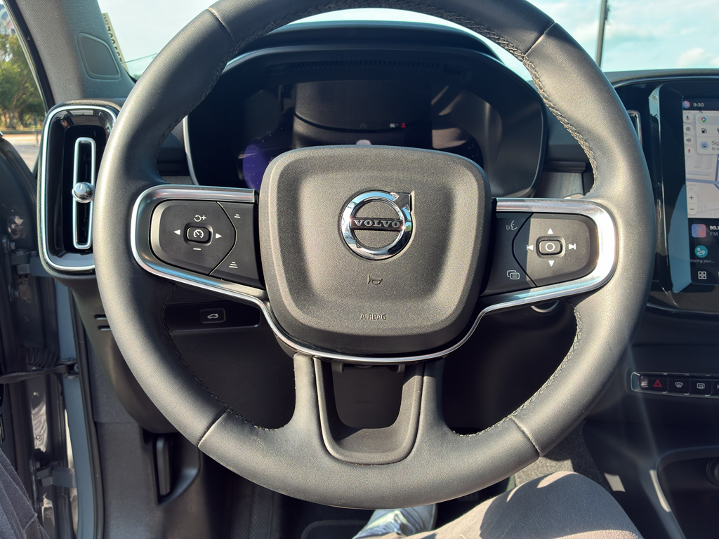 Used 2023 Volvo XC40 B4 SUV