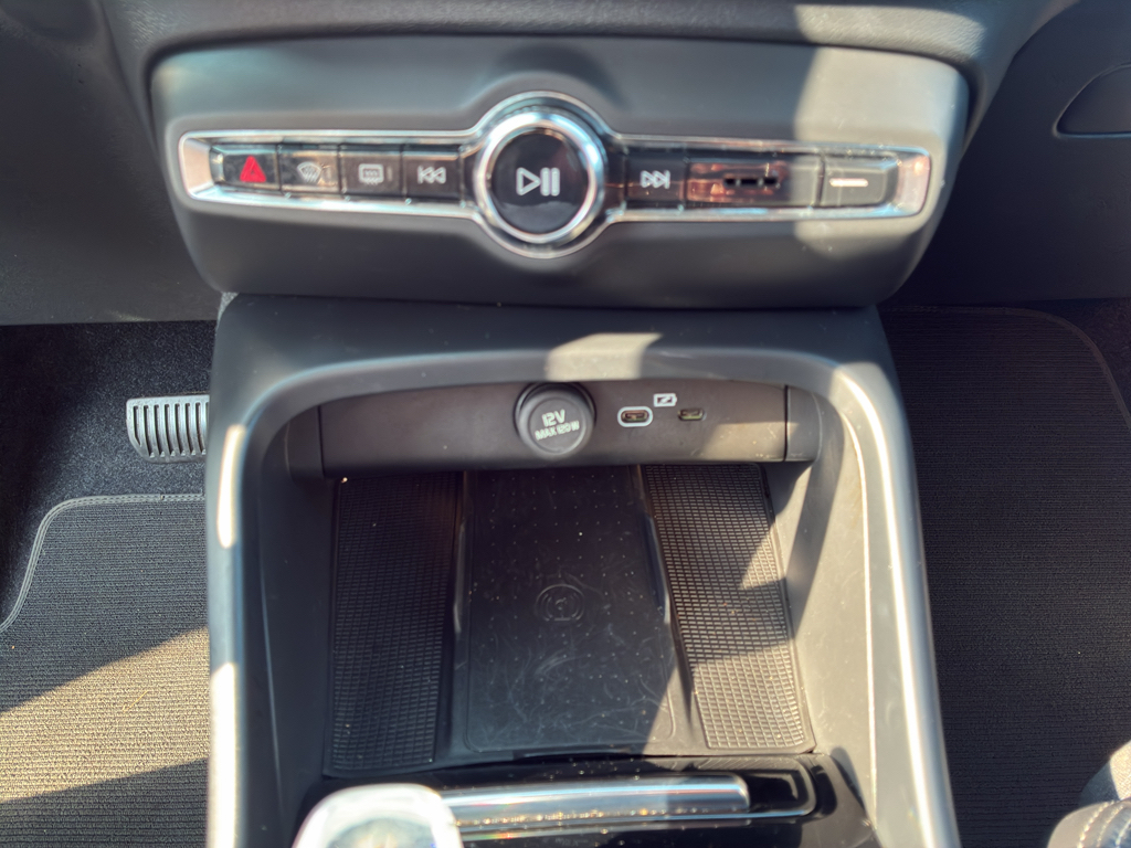 Used 2023 Volvo XC40 B4 SUV