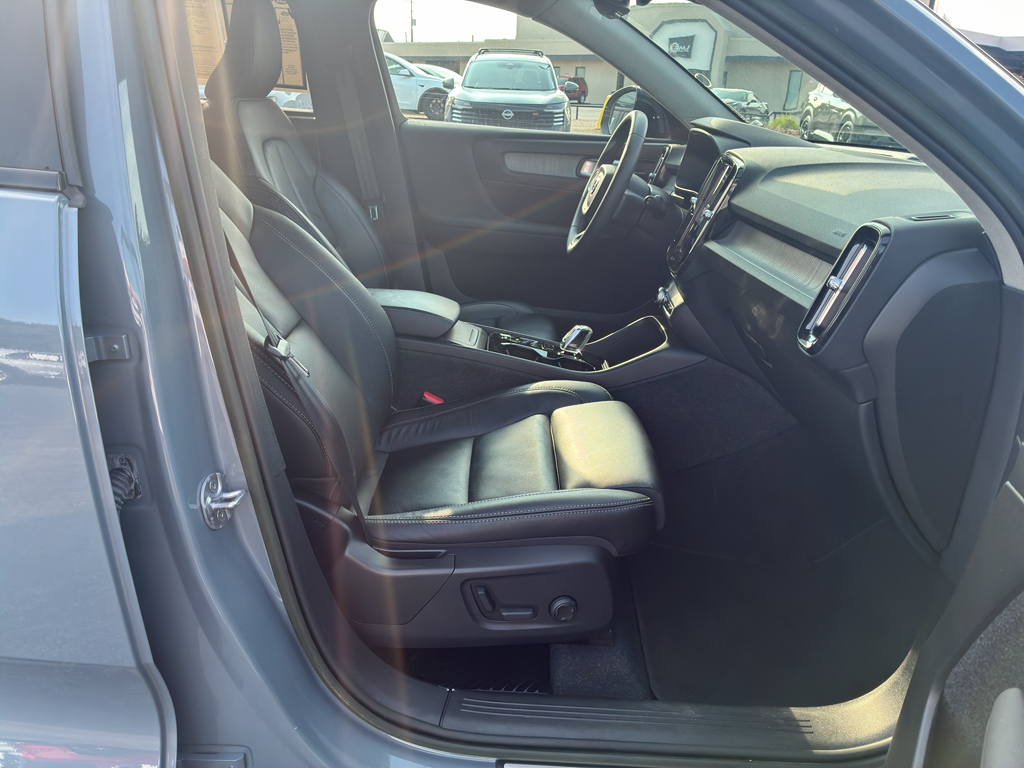 Used 2023 Volvo XC40 B4 SUV