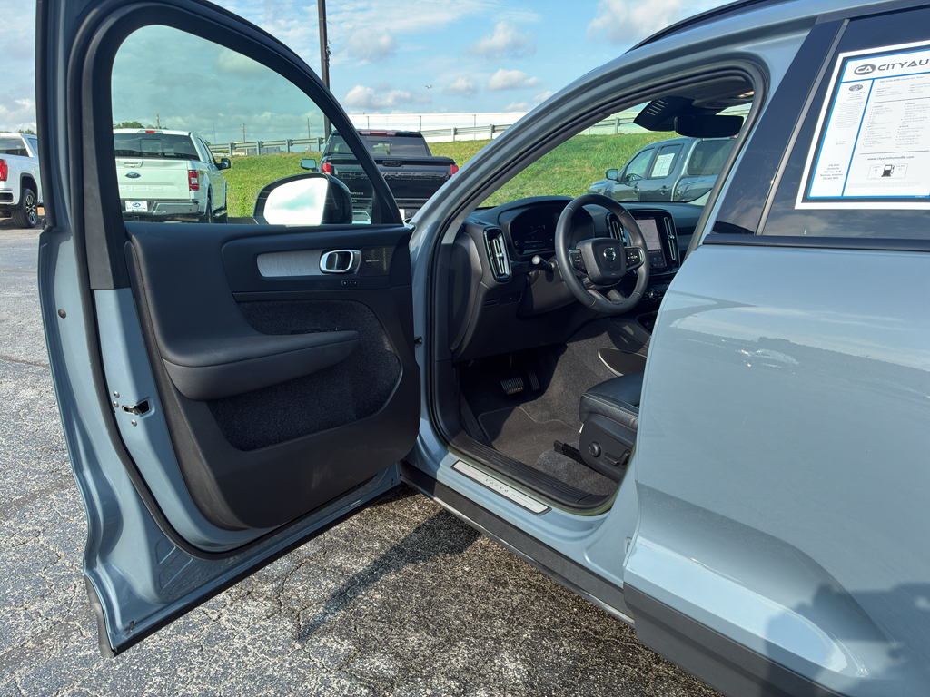 Used 2023 Volvo XC40 B4 SUV