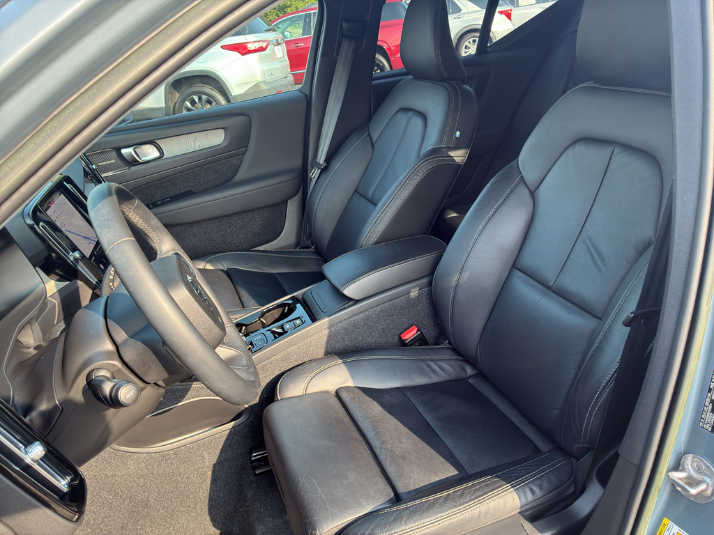 Used 2023 Volvo XC40 B4 SUV