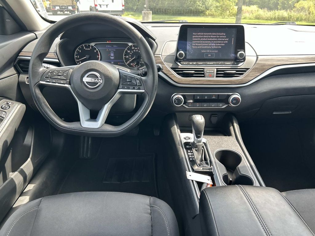 Used 2025 Nissan Altima Sedan