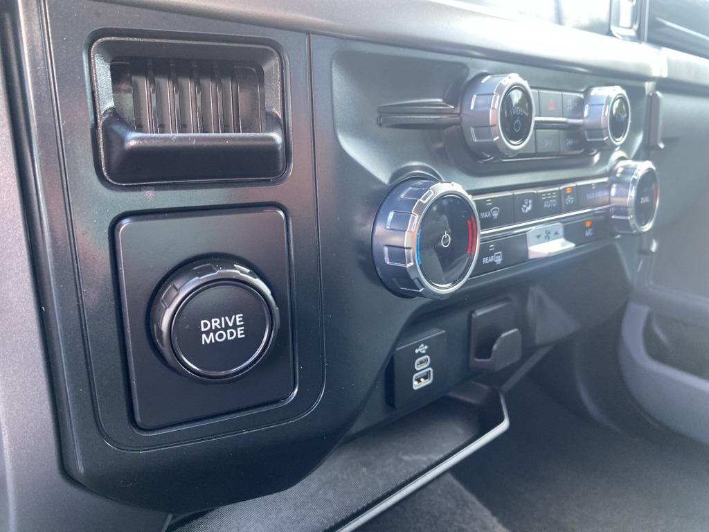 Vehicle photo 19
