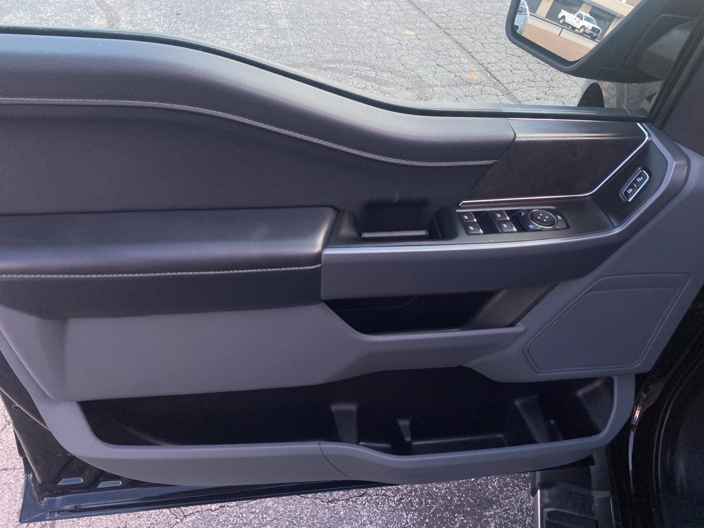 Vehicle photo 29