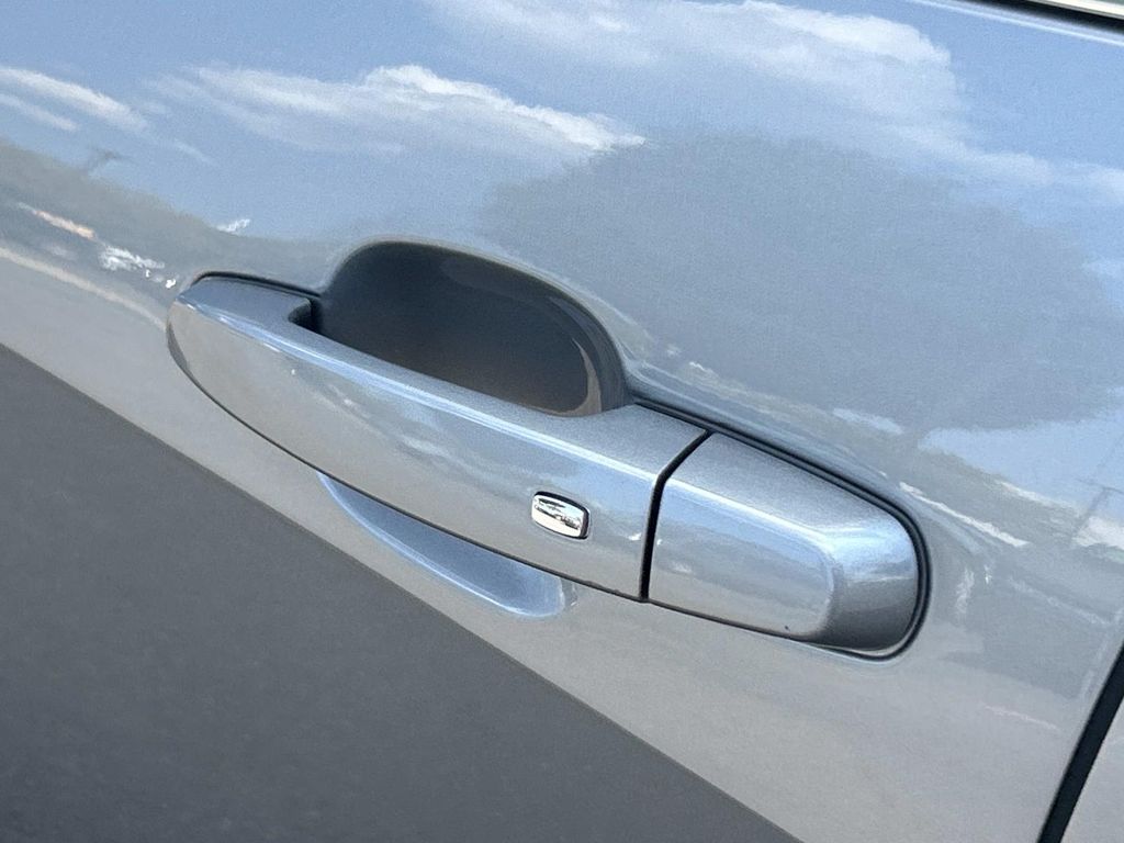 Vehicle photo 16