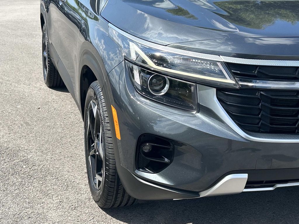 Vehicle photo 11