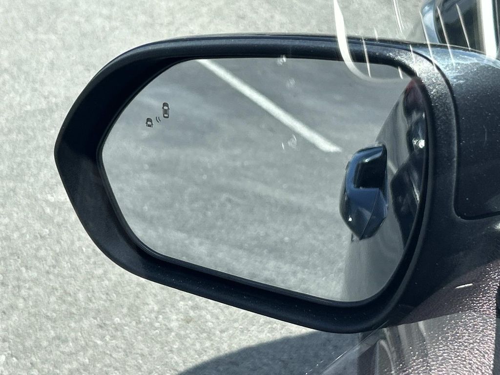 Vehicle photo 19