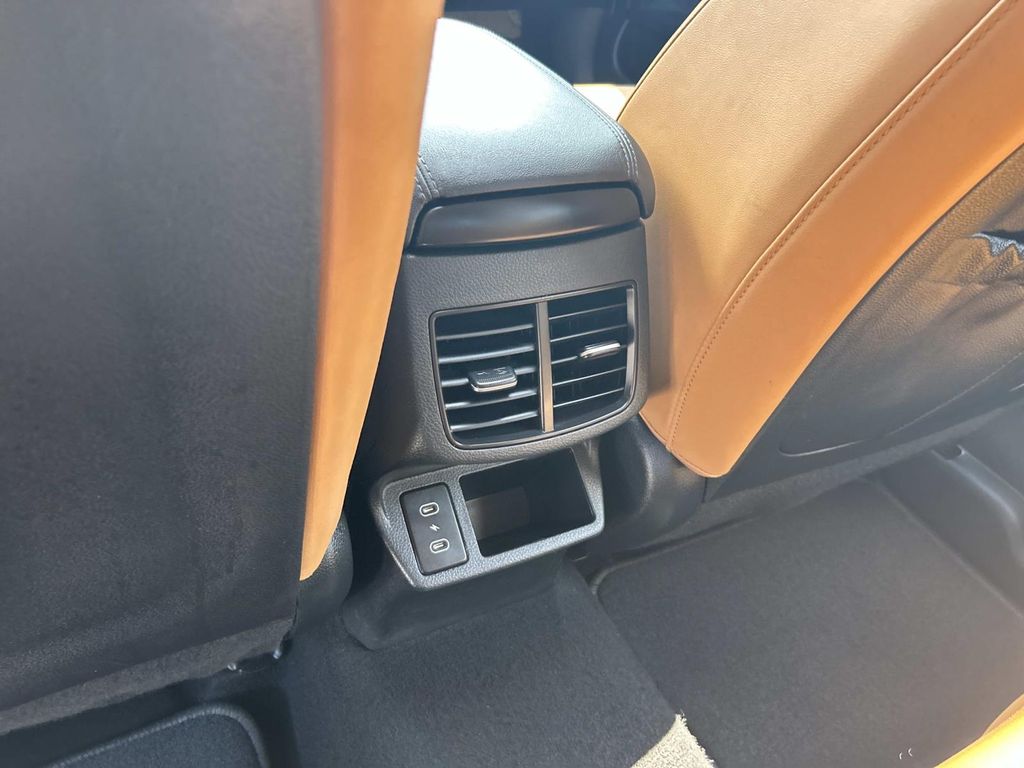 Vehicle photo 23