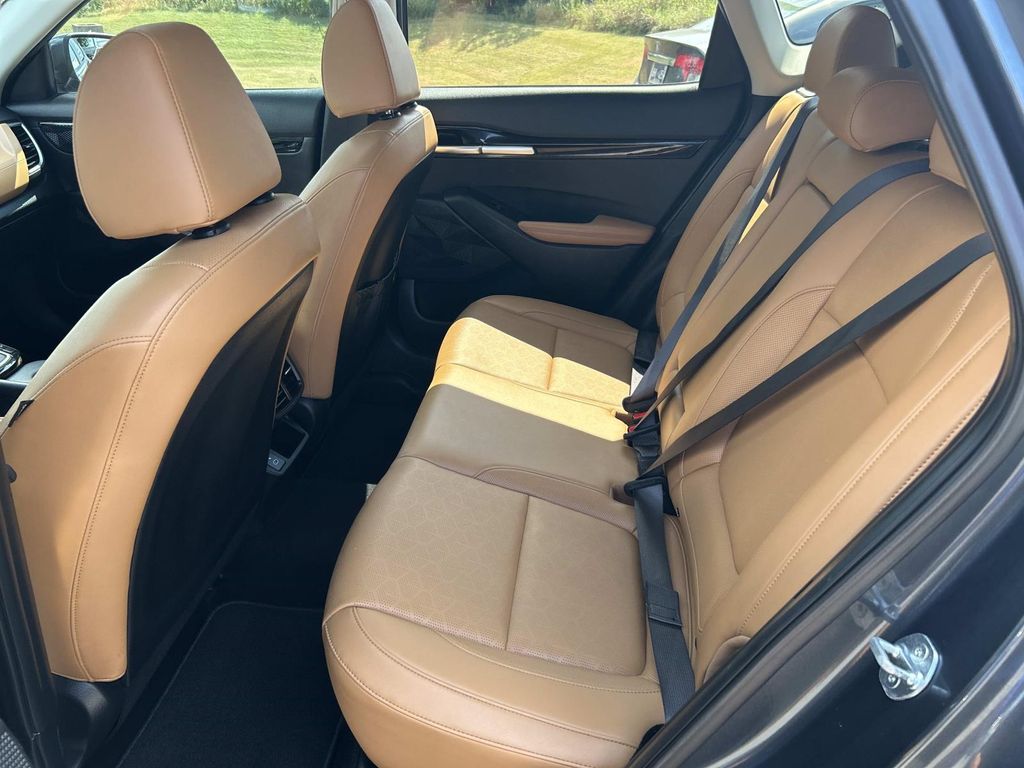 Vehicle photo 25
