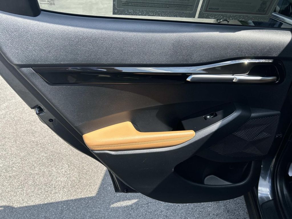 Vehicle photo 26