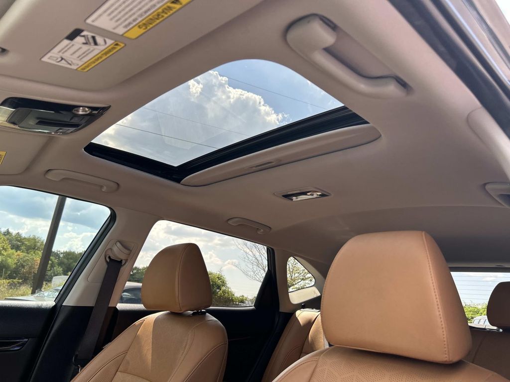 Vehicle photo 28