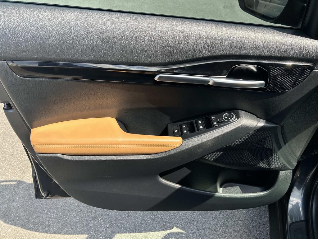 Vehicle photo 29
