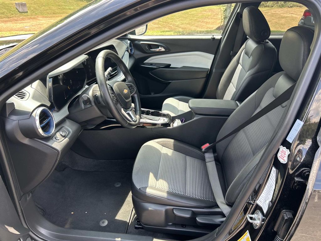 Used 2025 Chevrolet Trax SUV
