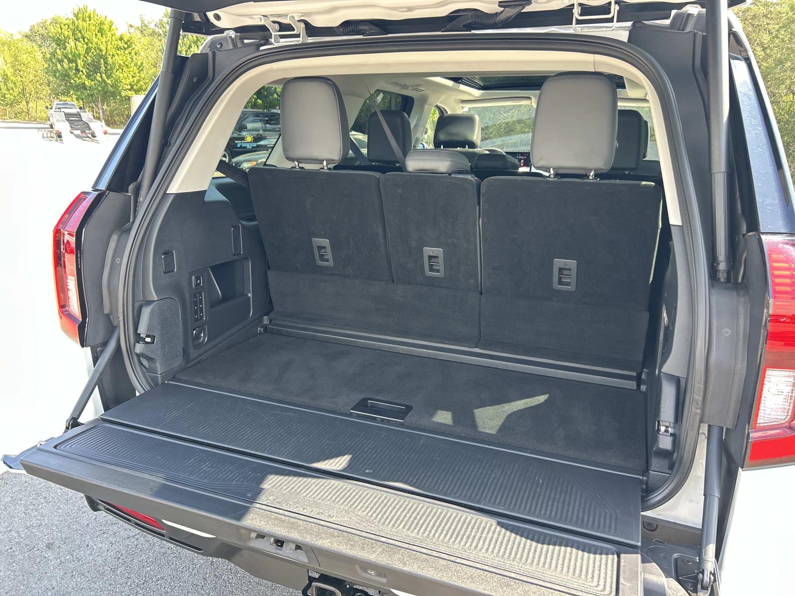Vehicle photo 13