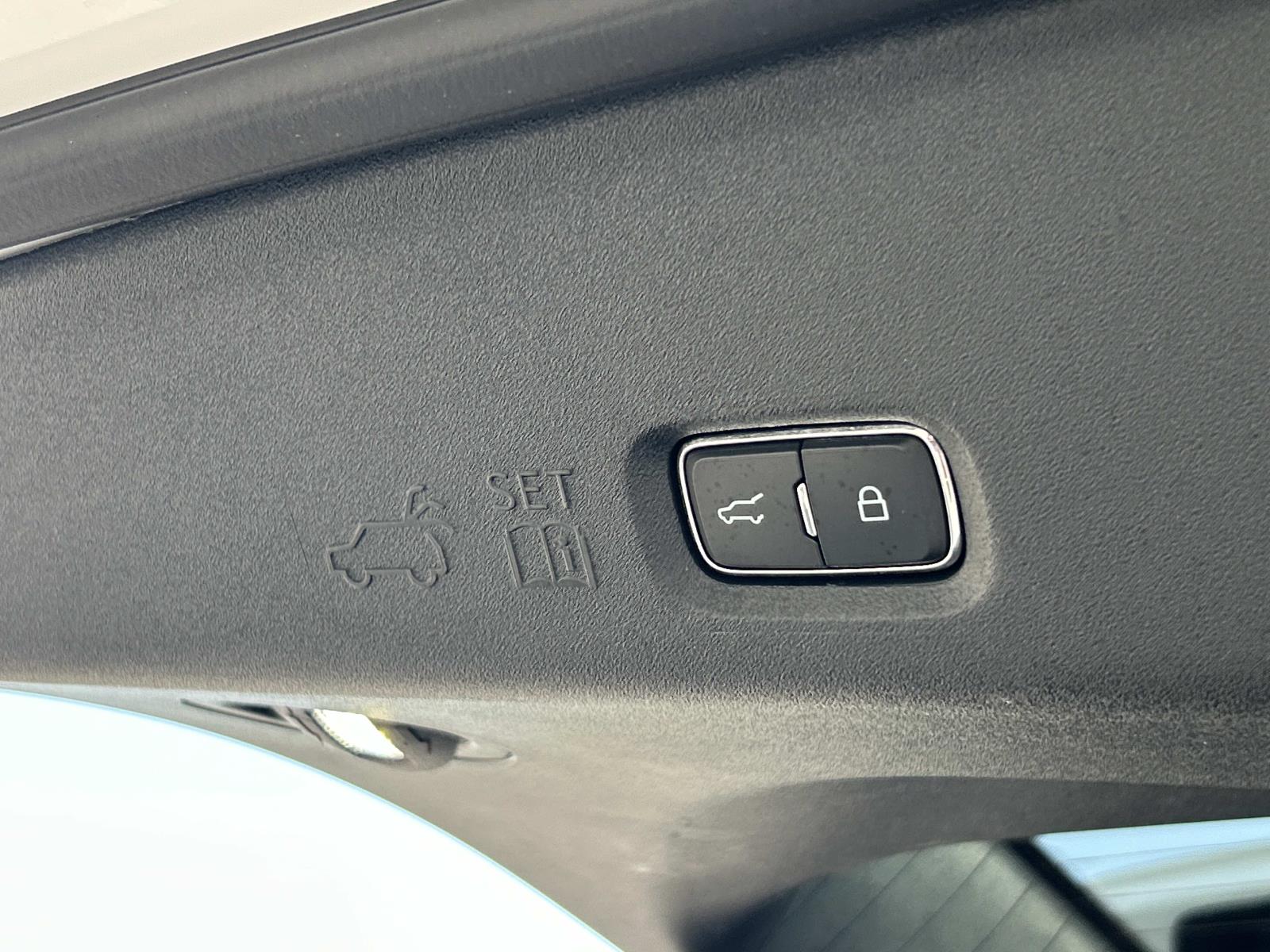 Vehicle photo 15