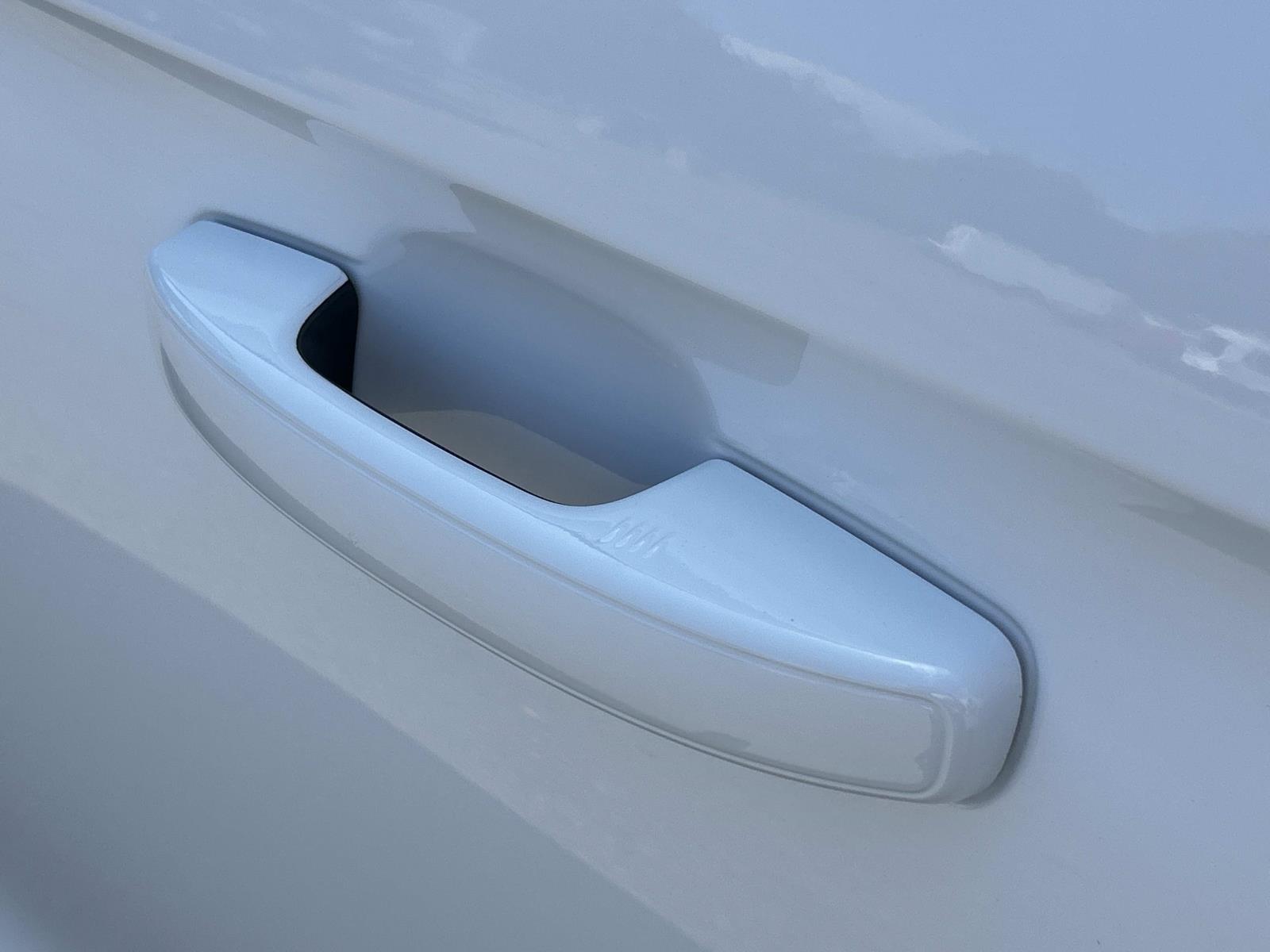 Vehicle photo 18