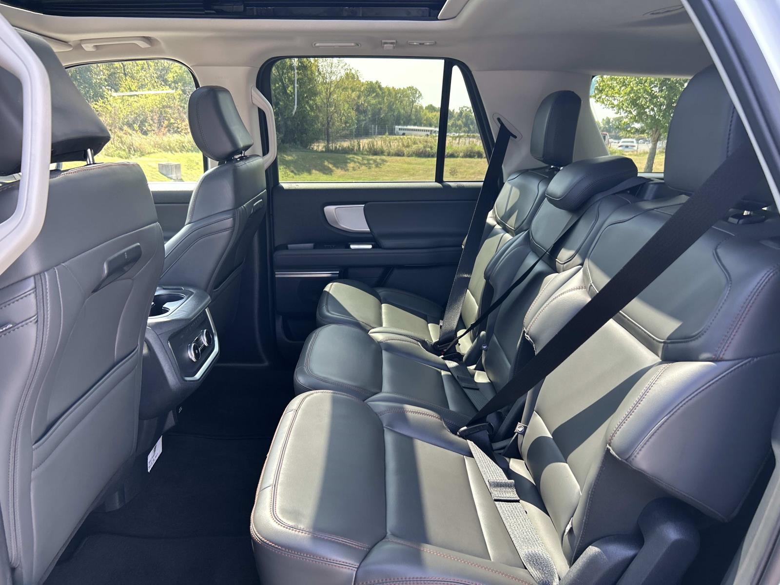 Vehicle photo 25