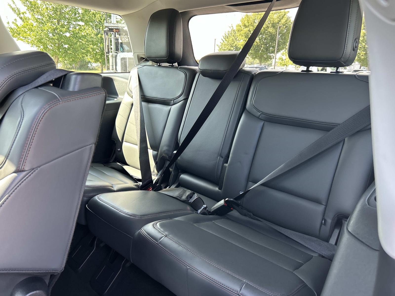 Vehicle photo 26