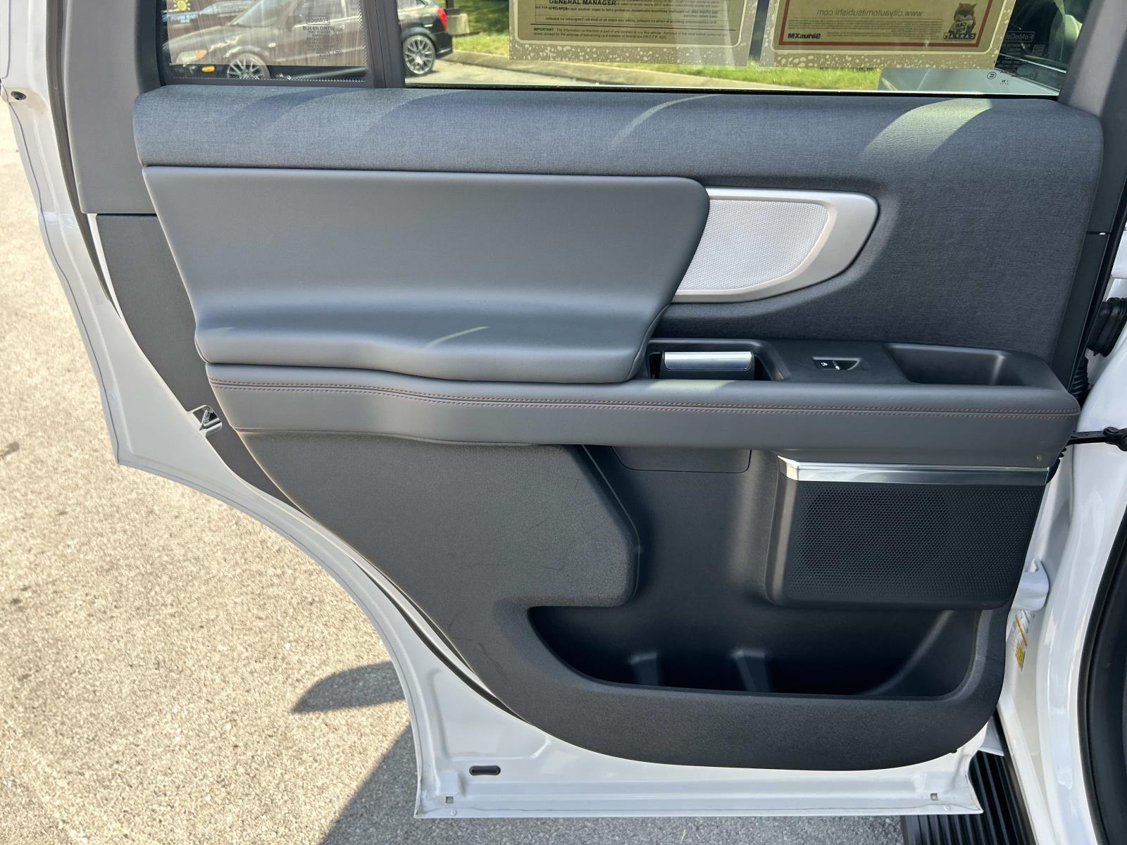 Vehicle photo 27