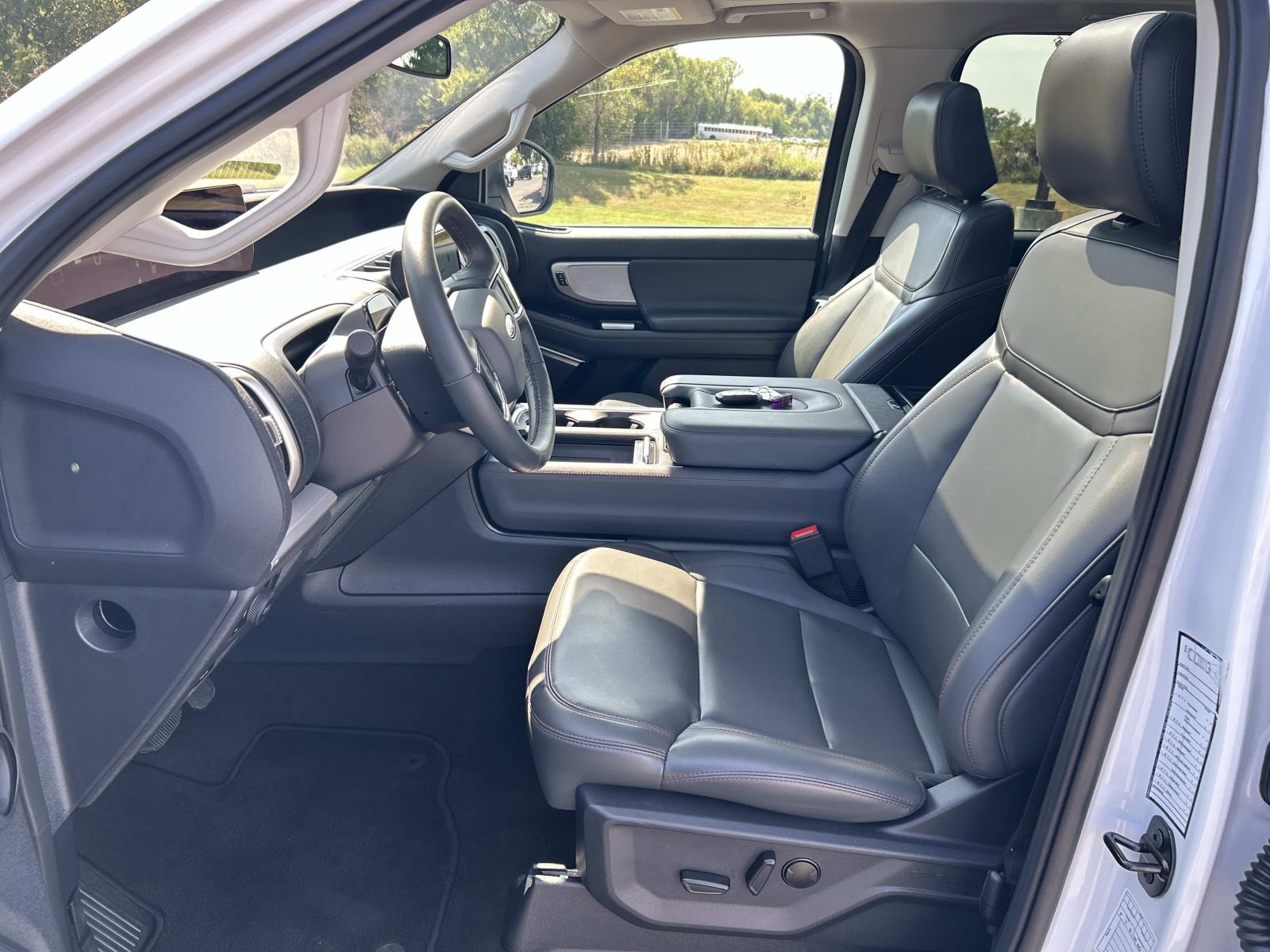 Vehicle photo 28