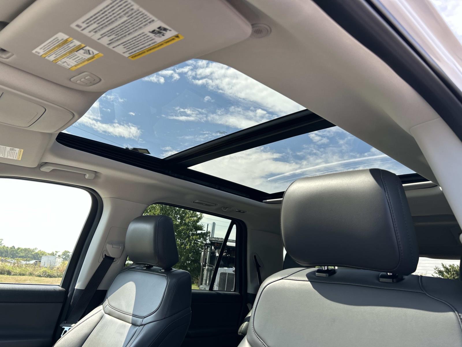 Vehicle photo 29