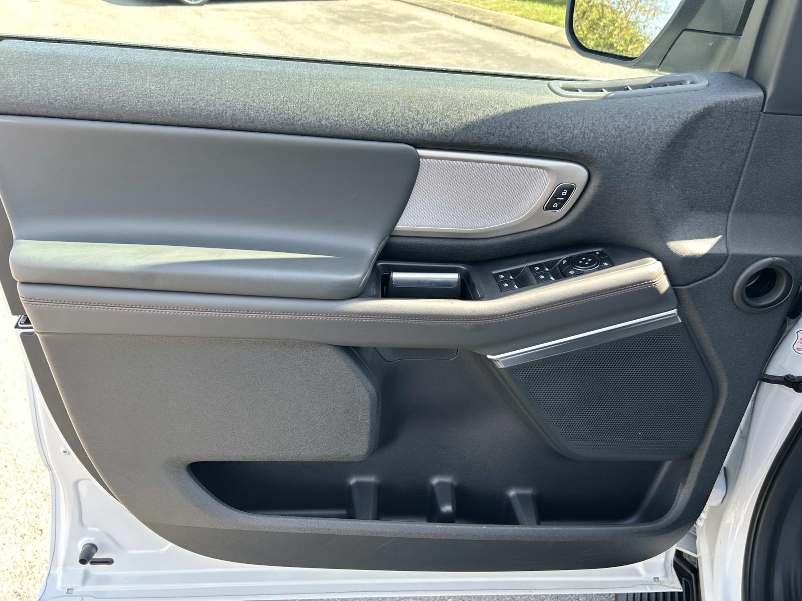 Vehicle photo 30