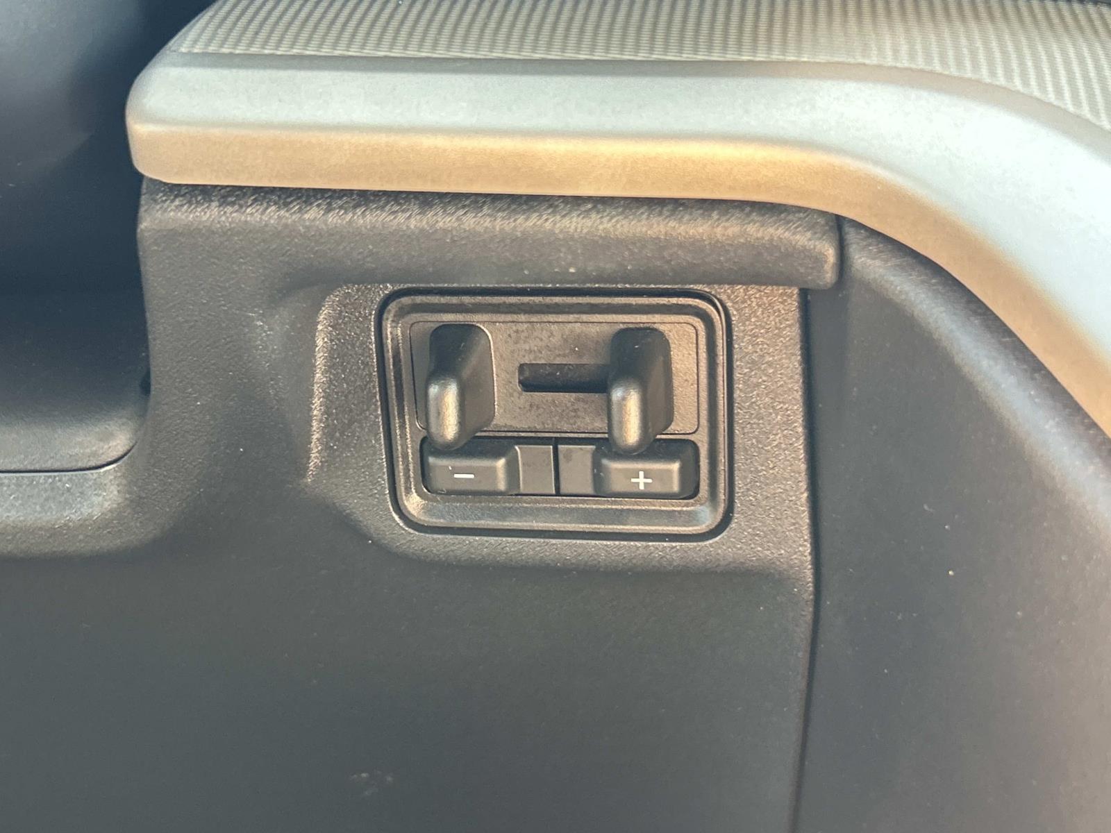 Vehicle photo 43