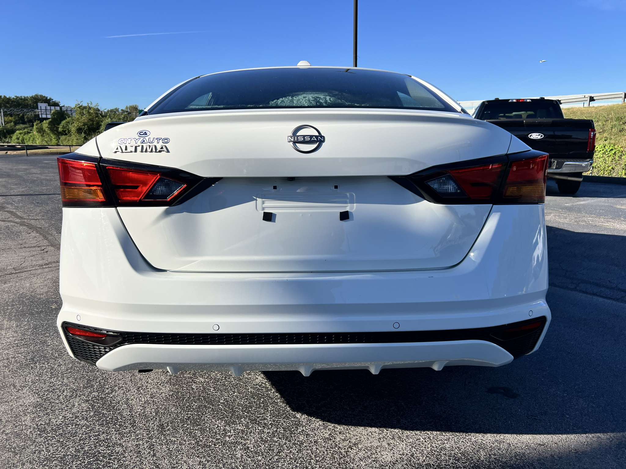 Vehicle photo 8
