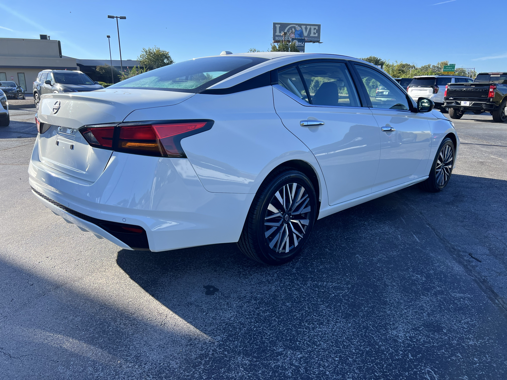 Vehicle photo 10