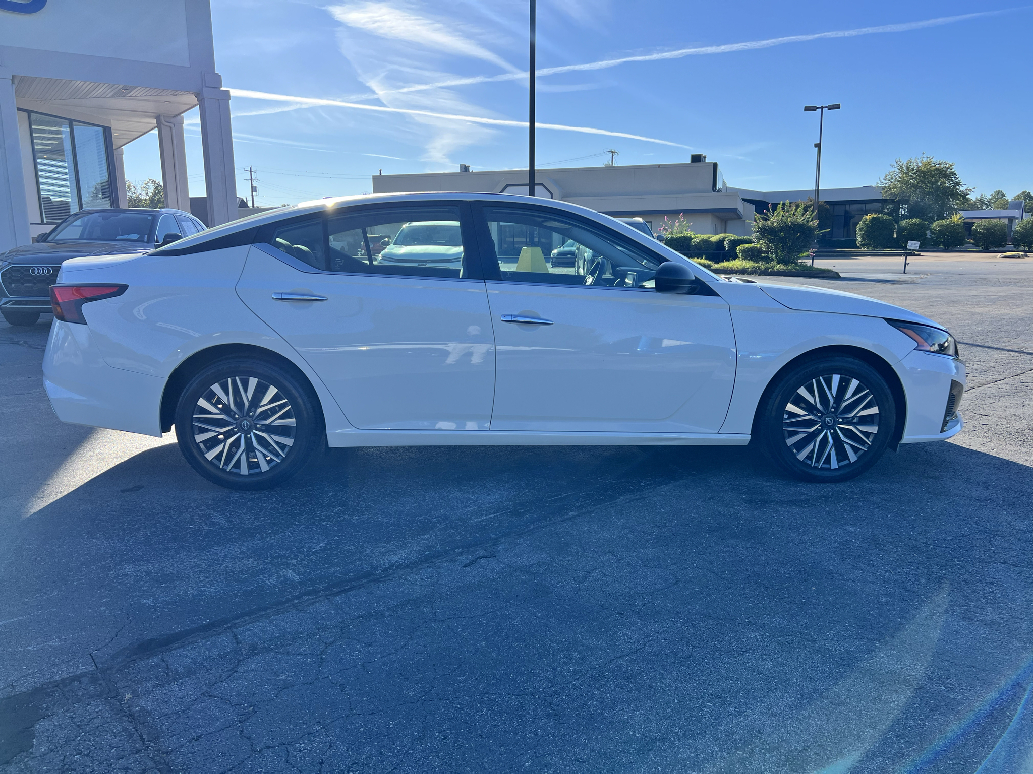 Vehicle photo 11