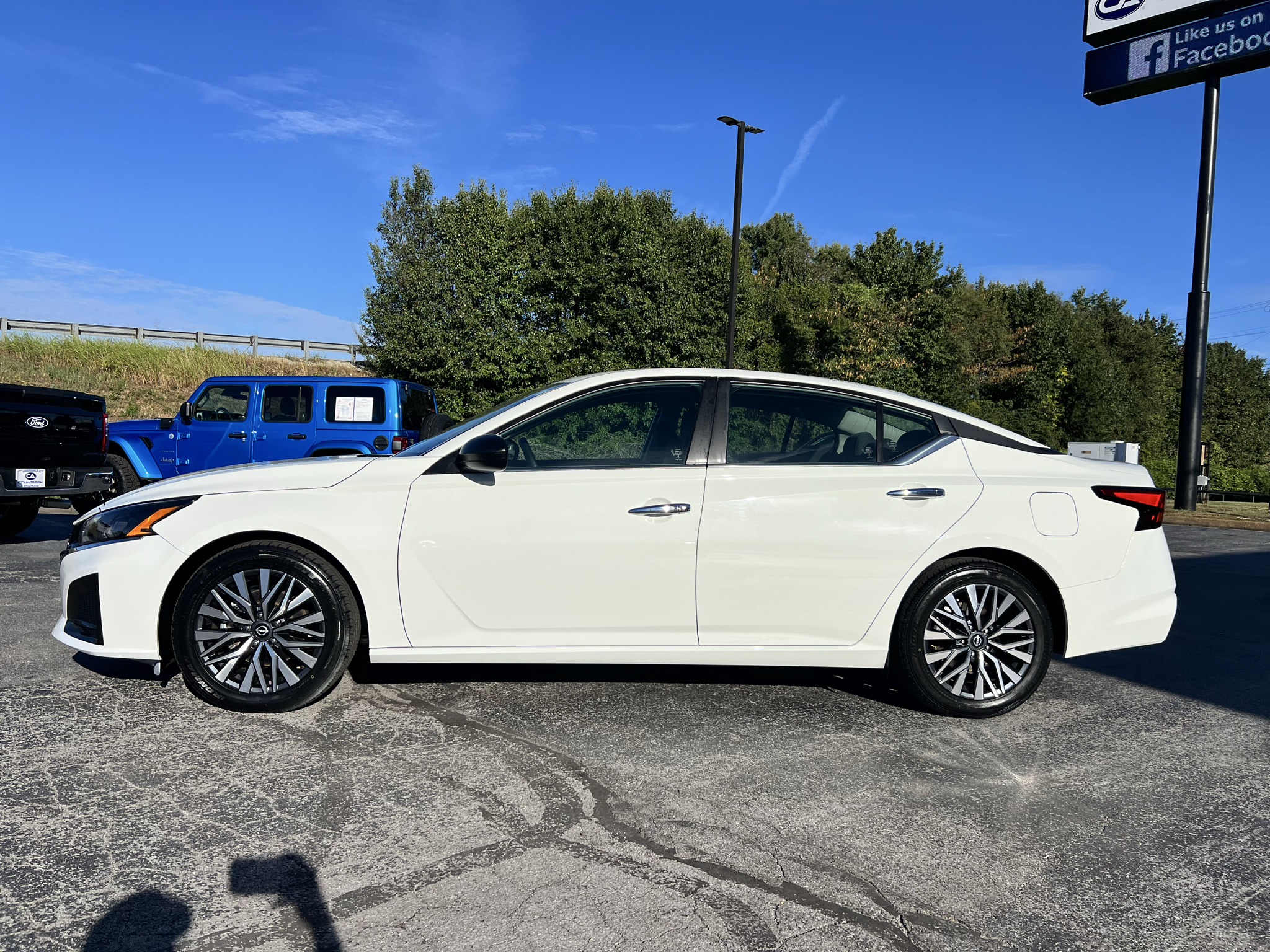 Vehicle photo 5